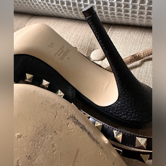 Valentino Garavani Rockstud Ankle Strap Pump in NERO - Picture 10 of 12